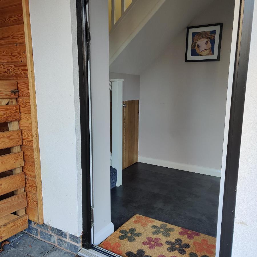 Delightful & Picturesque Modern Detached Apartment, Next To Chester Zoo, Near Park And Ride To City Centre Exterior foto